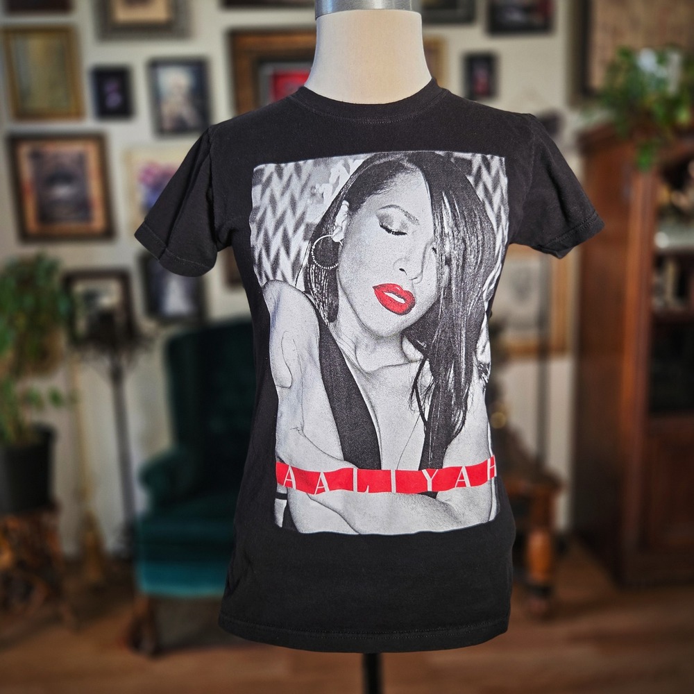 Aaliyah Graphic T-Shirt Ripple Junction Black R&B Hip Hop Music Merch Women L